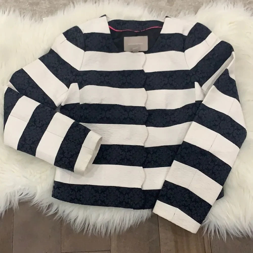 Banana Republic Women’s black & white striped blazer size 4 With zipper closure